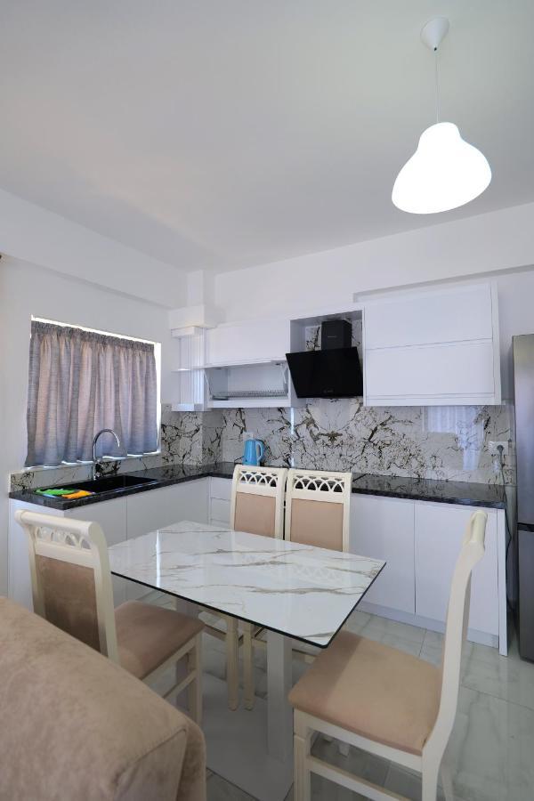 Arijons Apartments Sarandë エクステリア 写真
